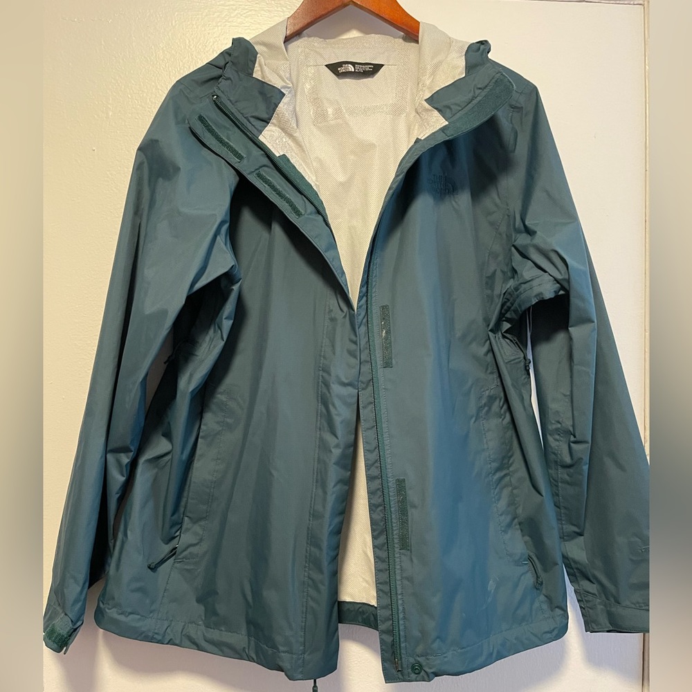 Women’s hunter green raincoat, great condition gently used.